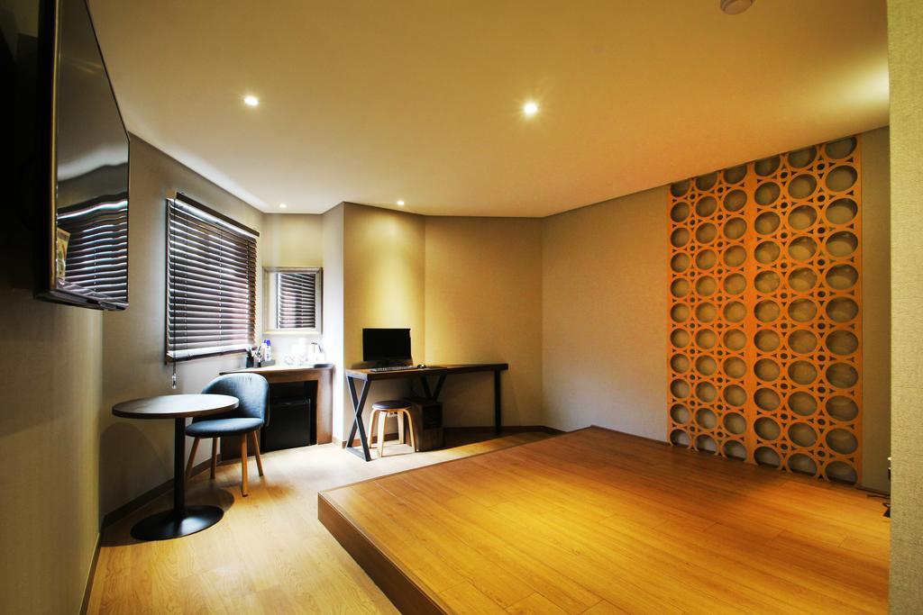 17Th Hotel Yeonje Exteriör bild
