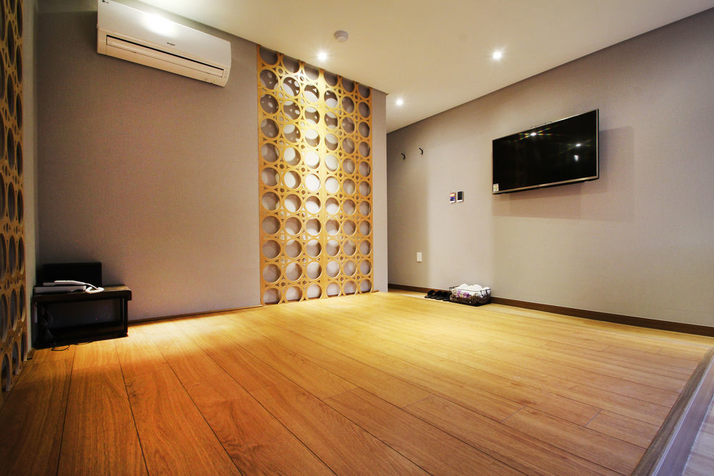 17Th Hotel Yeonje Exteriör bild