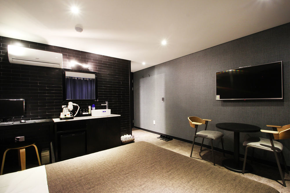 17Th Hotel Yeonje Exteriör bild